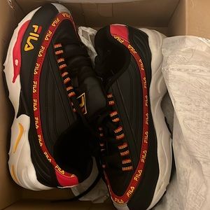 DRST 97 X RAY TRACER FILA KIDS SNEAKER SIZE 4